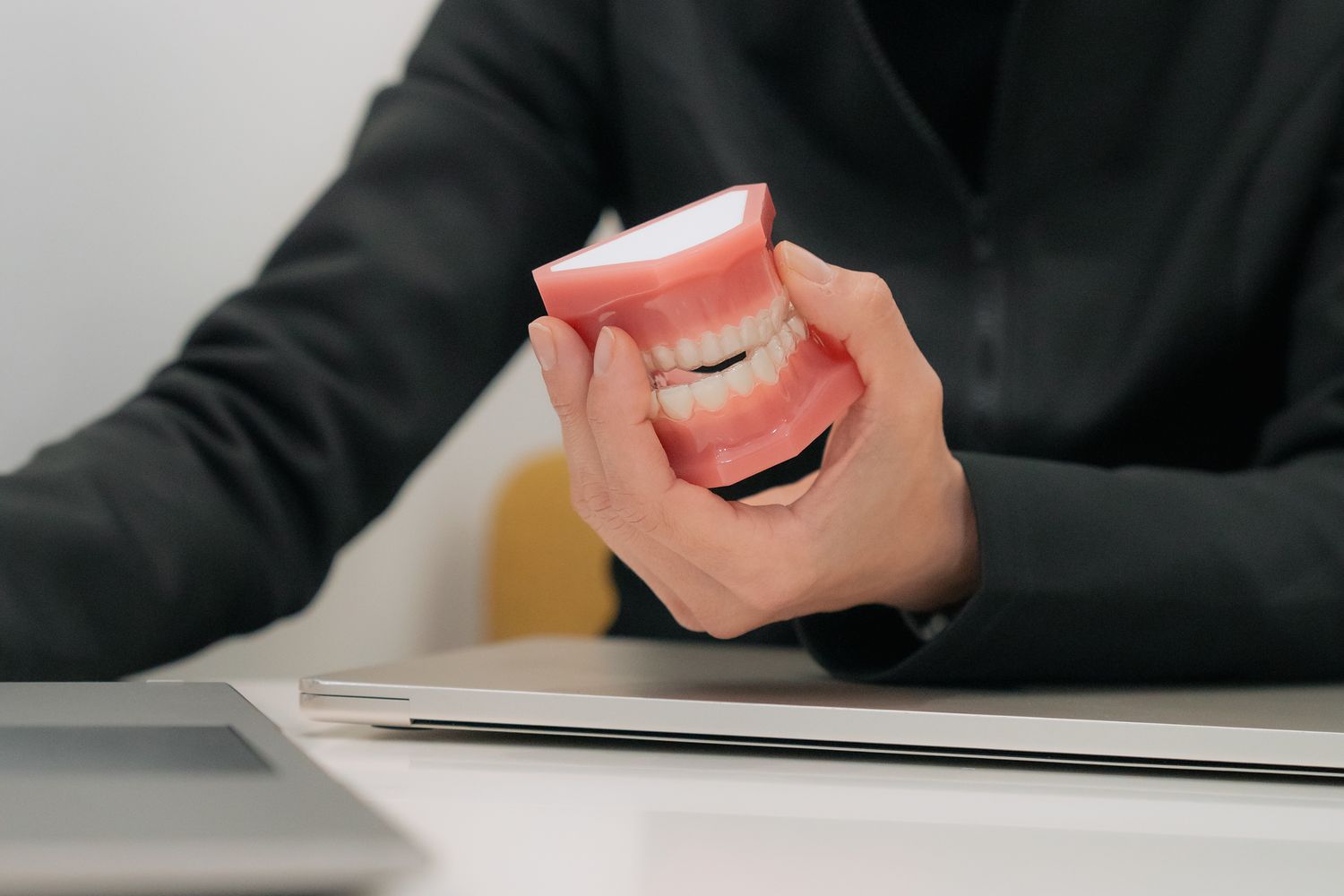 La Dra. Susana Ramos muestra un modelo dental en la consulta de Smilestudio