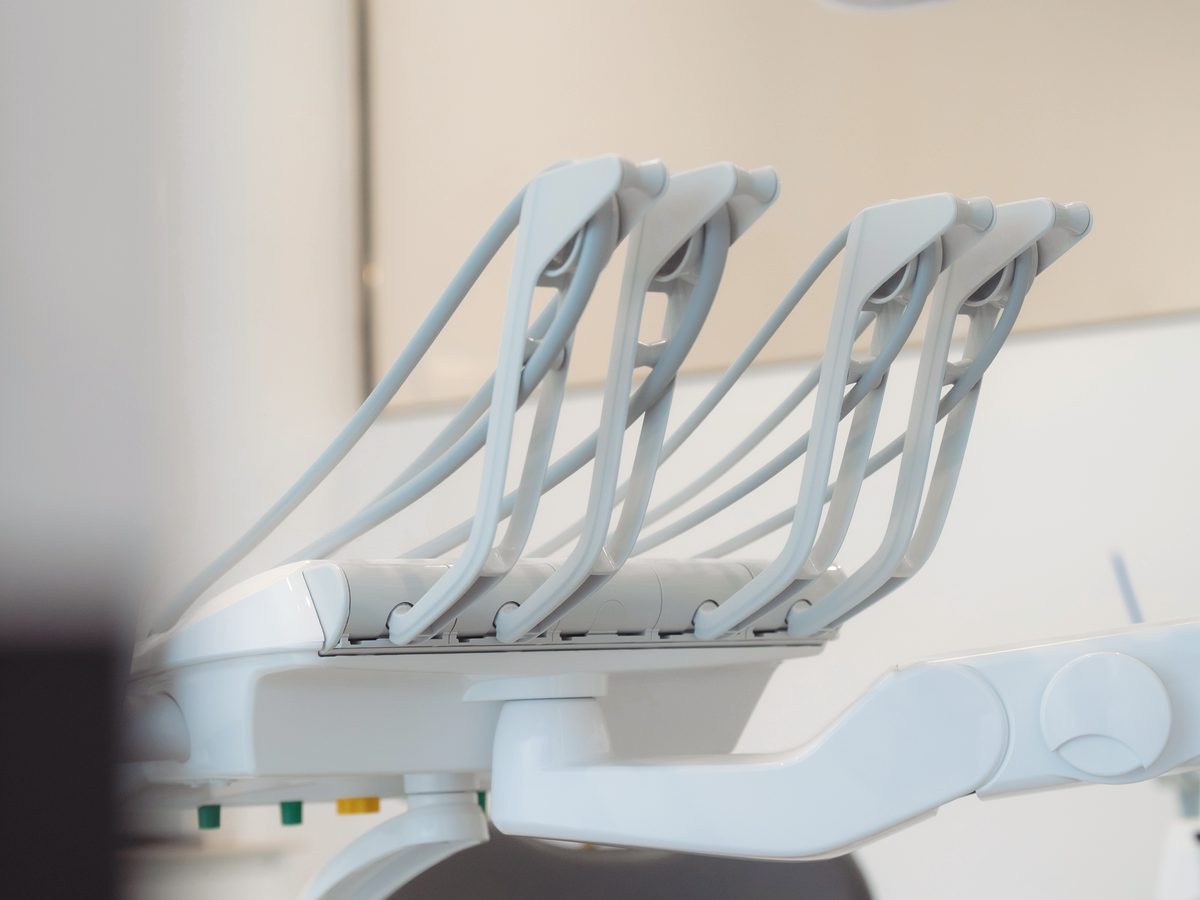 Detalle del sillón dental de un gabinete de Smilestudio